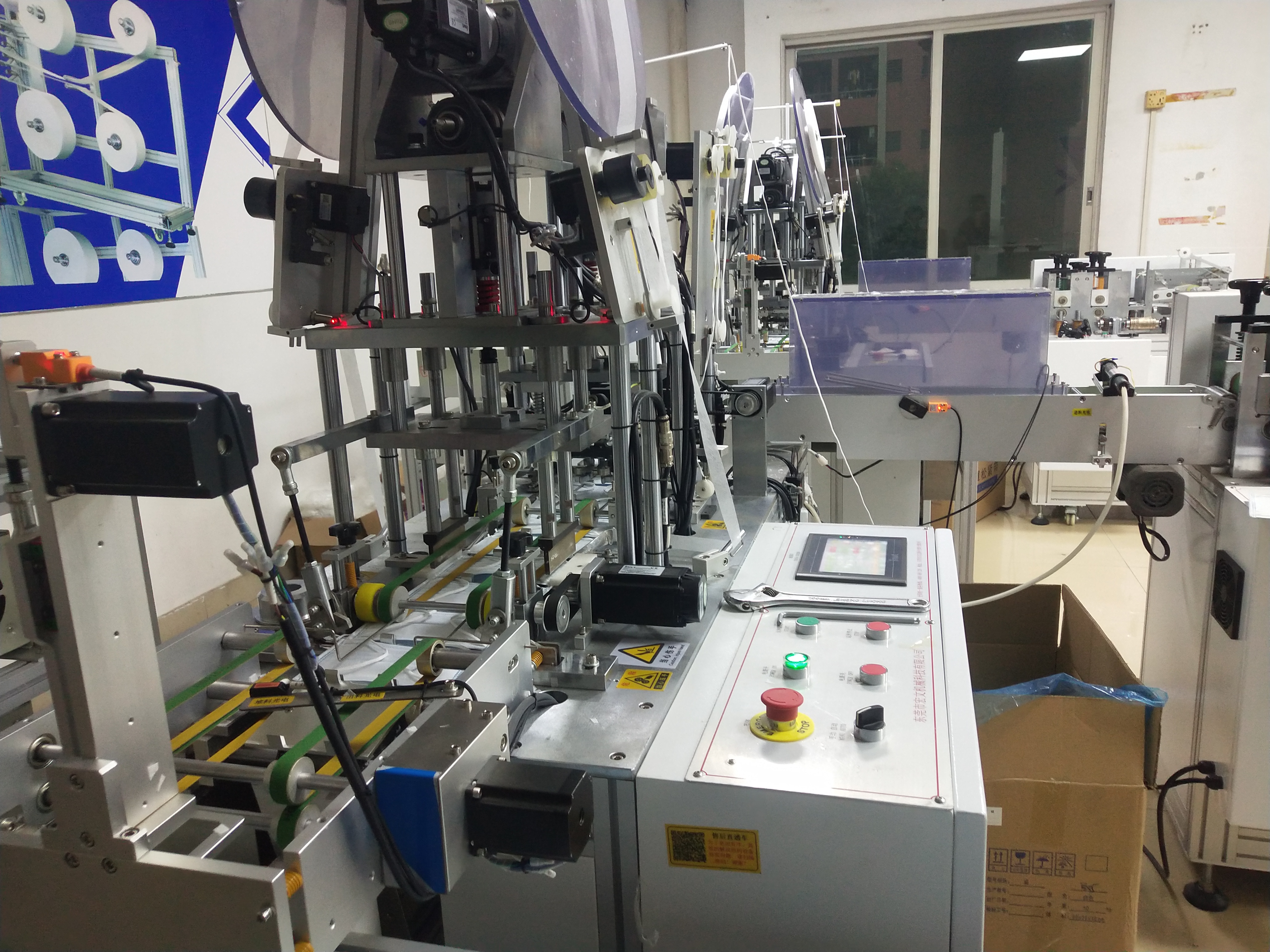 內耳（ěr）帶包邊一拖一醫用外科平麵口罩（zhào）機